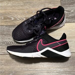 Women’s NIKE size 7 black/pink EUC